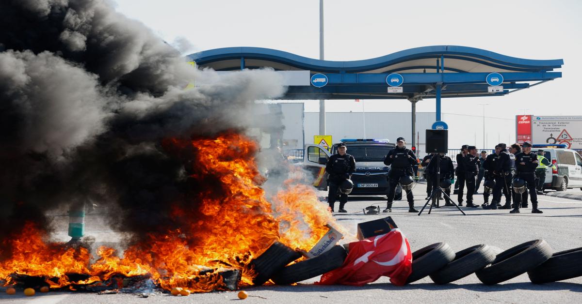 Spanish farmers burn Turkish flag in tax protest