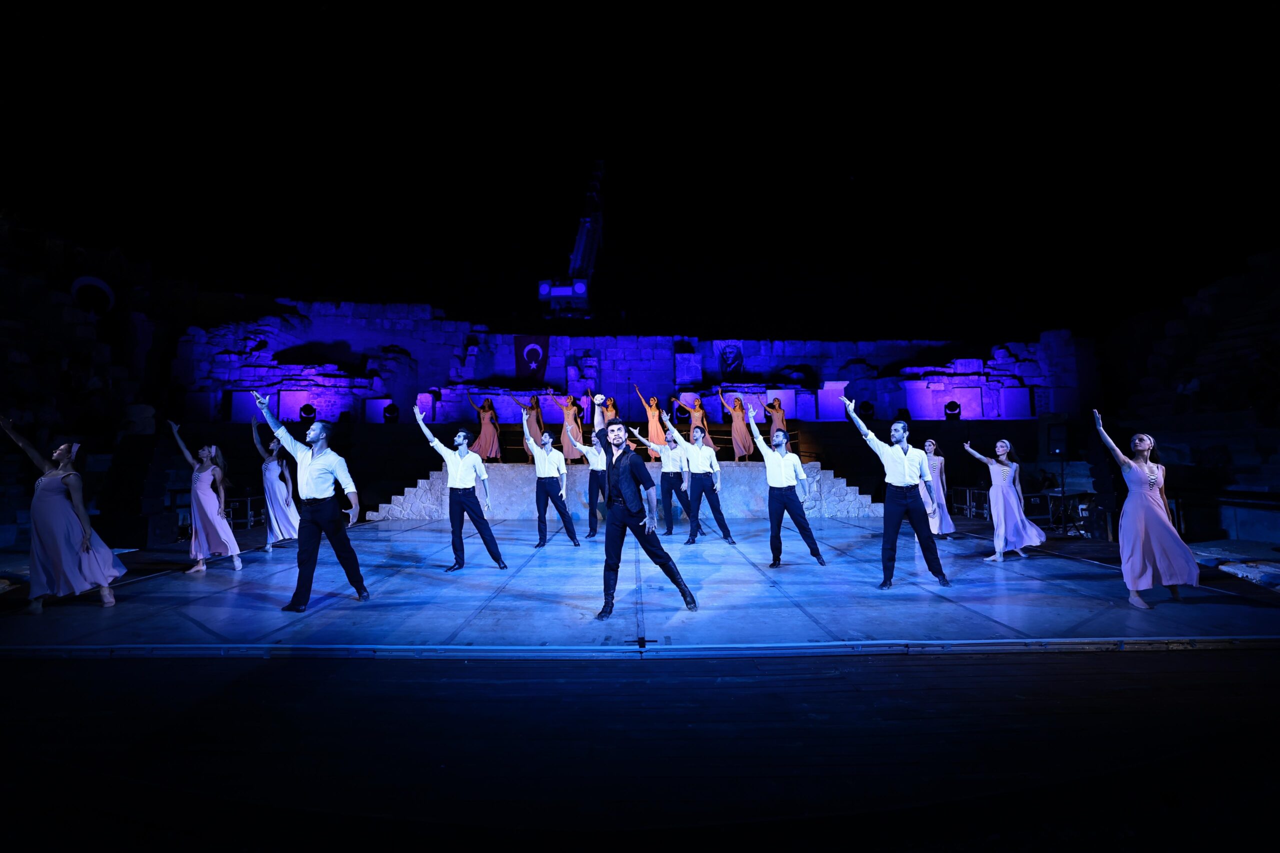 Türkiye's 2,200-year-old theater hosts spectacular 'Zorba' ballet performance